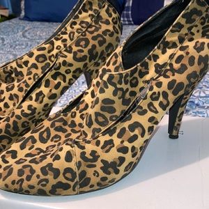 Women’s US11 Stylish Leopard print heels! Used and good condition.